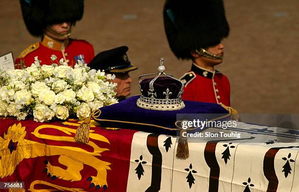 Diamond-encrusted crown bearing the Koh-I-Noor Diamond lies on a coffin bearing the Queen Mother April 5, 2002 as her ceremonial procession makes its...