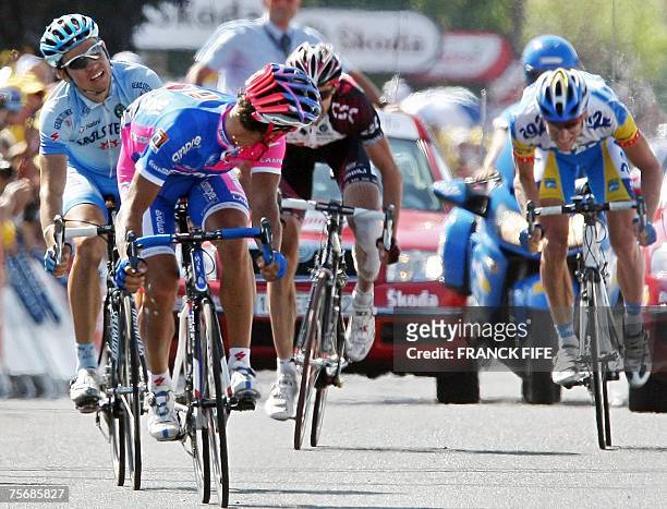 Castelsarrasin, FRANCE: Italy?s Daniele Bennati check on Germany?s Markus Fothen , Switzerland?s Martin Elmiger and Germany's Jens Voigt as they...