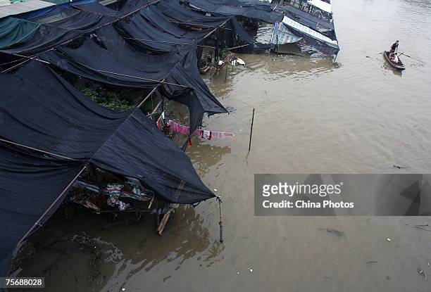 Markets inundated by floodwaters are seen on the shores of the Yangtze River July 26, 2007 in Wuhan of Hubei Province, central China. Wuhan is on...