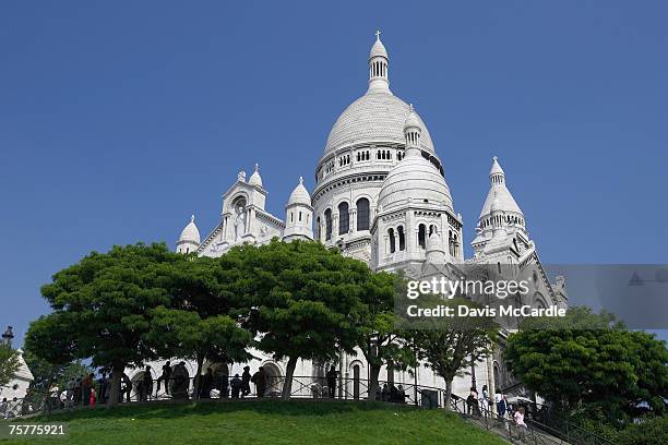 the sacre coeur basilica in the montmatre district of paris, france - montmartre stock-fotos und bilder