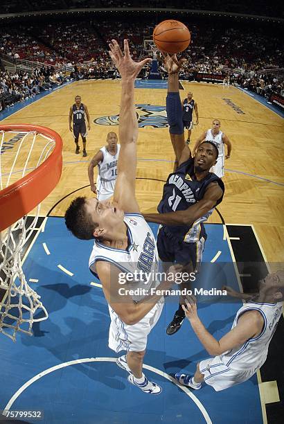 Hakim Warrick of the Memphis Grizzlies shoots over Darko Milicic of the Orlando Magic during a game at Amway Arena on April 7, 2007 in Orlando,...