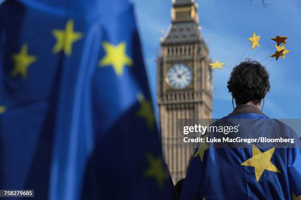 protesters draped in european union (eu) flags stand in front of big ben - brexit protest fotografías e imágenes de stock