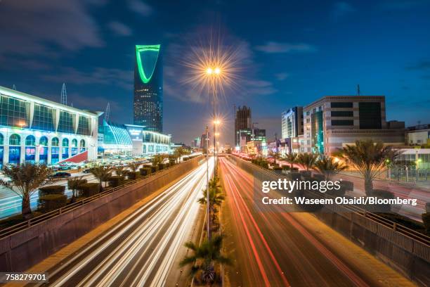 the king fahd highway in riyadh, saudi arabia. - saudi skyline stock pictures, royalty-free photos & images