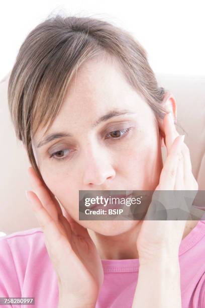 ear pain in a woman - otitis fotografías e imágenes de stock