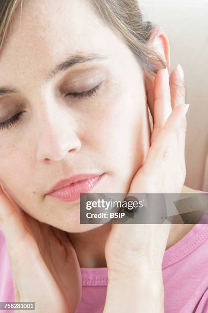 ear pain in a woman - otitis fotografías e imágenes de stock