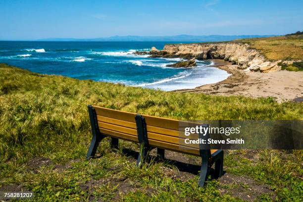 bench overlooking ocean cove - parque estatal de montaña de oro fotografías e imágenes de stock