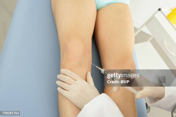 knee,infiltration - knee injection stock pictures, royalty-free photos & images