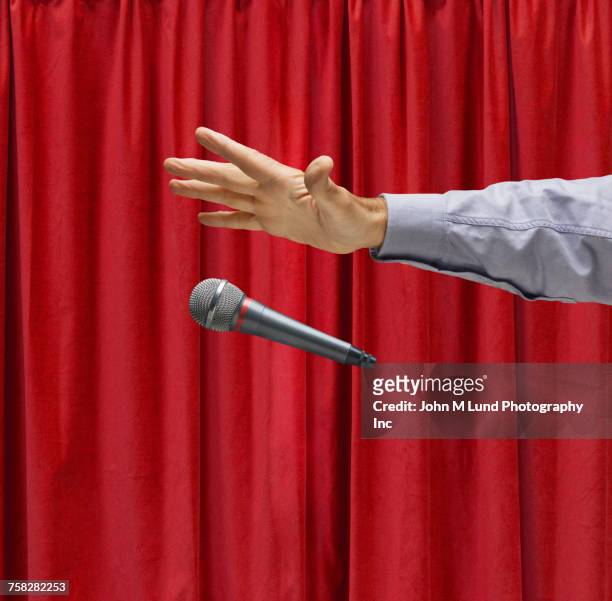 hand of caucasian man on stage dropping microphone - drop the mic 個照片及圖片檔