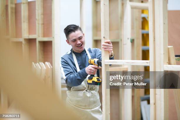 student learning how to do building work - männlicher teenager allein stock-fotos und bilder