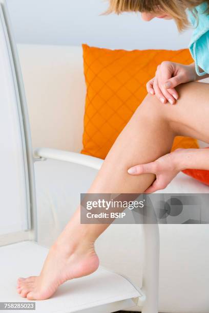 leg pain in a woman - calf human leg stock pictures, royalty-free photos & images