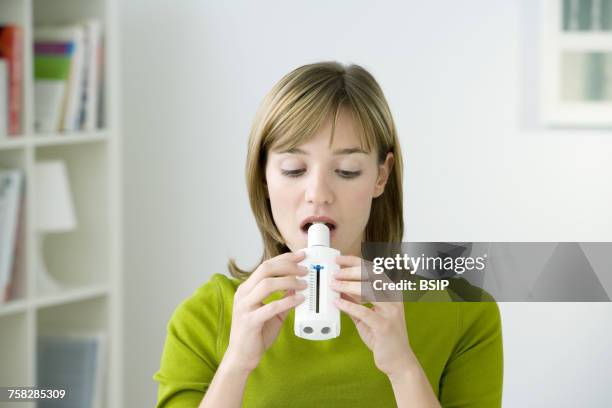 breathing,spirometry in a woman - attrezzatura per la respirazione artificiale foto e immagini stock