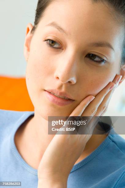 painful tooth in a woman - abscess stockfoto's en -beelden