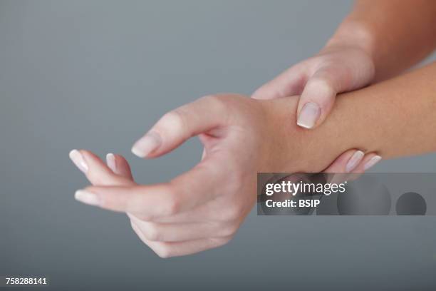 painful wrist in a woman - sehnenscheidenentzündung stock-fotos und bilder