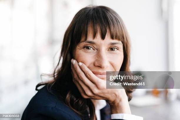 businesswoman in cafe, smiling - brown hair stock-fotos und bilder