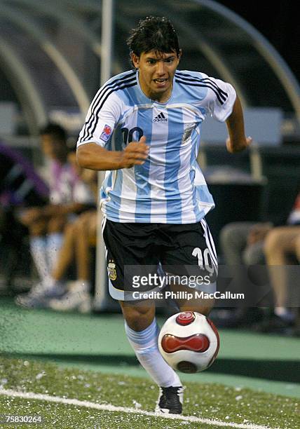 Sergio Aguero#10 of Argentina plays the ball near the touchline against Mexico in their quarterfinal match of the FIFA U-20 2007 World Cup at Frank...