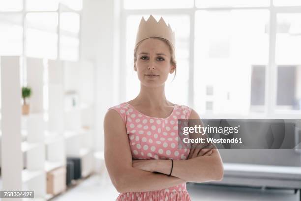 portrait of woman wearing paper crown - femme robe blanche photos et images de collection