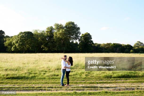 young couple face to face in nature - hampstead heath - fotografias e filmes do acervo