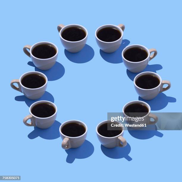 ilustraciones, imágenes clip art, dibujos animados e iconos de stock de coffee cups building circle on light blue ground, 3d rendering - acercamiento