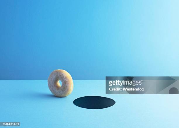 doughnut and hole on light blue ground - sugar food 幅插畫檔、美工圖案、卡通及圖標