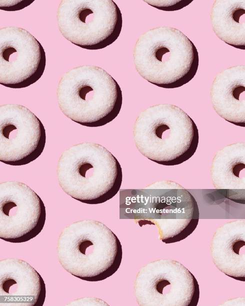 doughnuts on pink background - sugar food 幅插畫檔、美工圖案、卡通及圖標