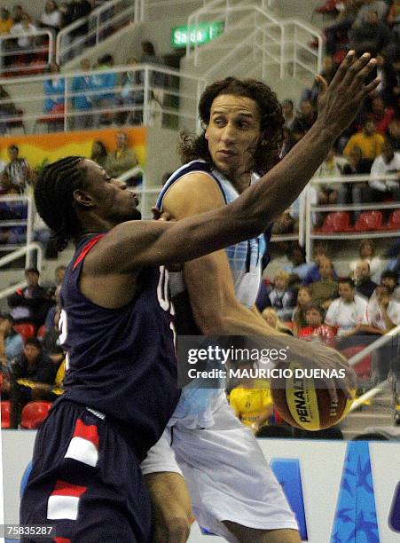 Argentina's Martin Leiva dribbles past US James Gist during their XV Pan American Games Rio-2007 27 July 2007 in Rio de Janeiro, Brazil. AFP PHOTO /...