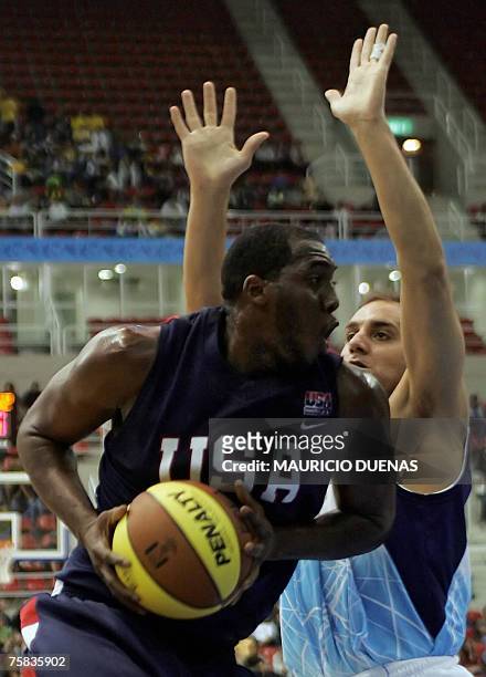 Argentina's Diego Logrippo tries to block US Dewayne White Jr. During their XV Pan American Games basketball game, 27 July 2007 in Rio de Janeiro,...