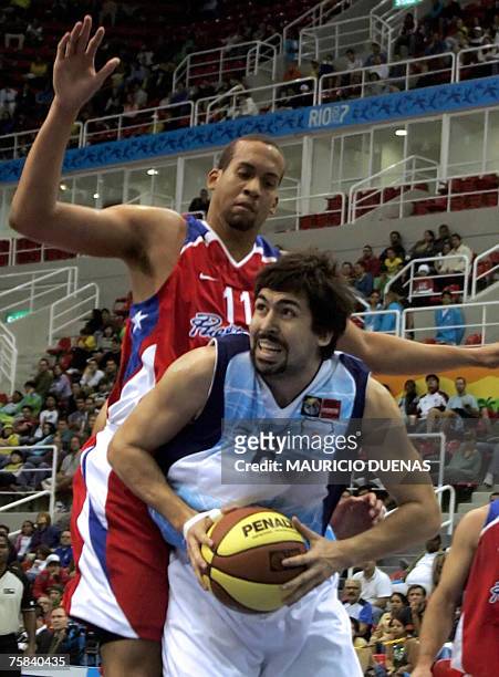 Argentina's Gabriel Mikulas drives to the basket marked by Puerto Rican Ricardo Sanchez during their XV Pan American Games Rio-2007 28 July 2007 in...