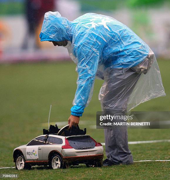 Field assistant puts a discus in a remote control car during the Men's Discus Throw at the XV Pan American Games 2007 in Rio de Janeiro, Brazil, 28...