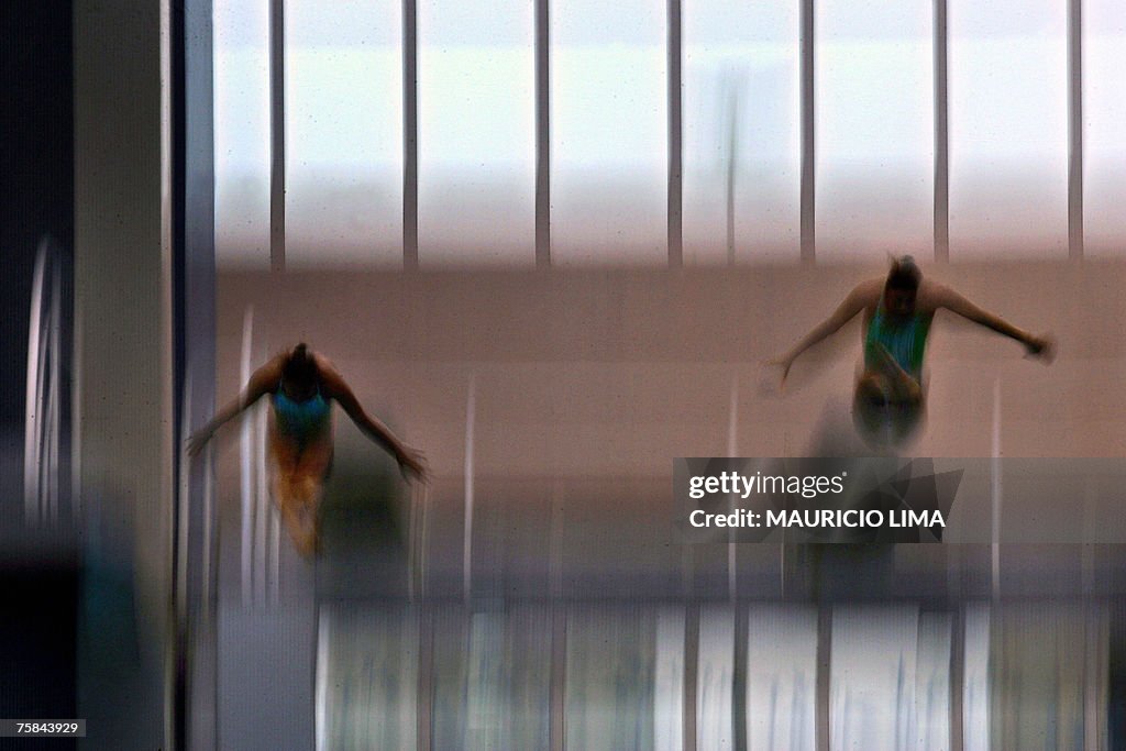 Brazil's Tammy Takagi (L) and Juliana Veloso perform during the XV Pan American Games rIO-2007 diving 3m synchro springboard final, in Rio de Janeiro, Brazil, 28 July 2007.    AFP PHOTO/Mauricio LIMA (Photo credit should read MAURICIO LIMA/AFP via Getty Images)