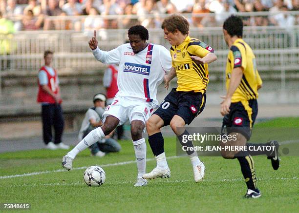 Lyon's Kader Keita vies with Sochaux' Valter Birsa during their French Champions trophy football match, 28 July 2007 at the Gerland stadium in Lyon....