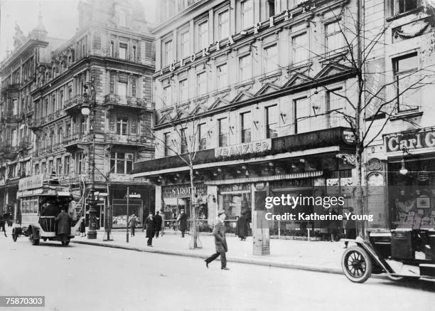 View of the original location of the Cafe Kranzler at the intersection of Unter den Linden and Friedrichstrasse, Berlin, Germany, 1922. The offices...