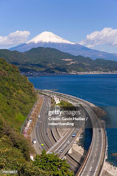elevated view over expressway running along the pacific coast, and mount fuji capped in snow beyond, fuji-hakone-izu national park, chubu, central honshu, japan, asia - fuji hakone izu national park stock-fotos und bilder