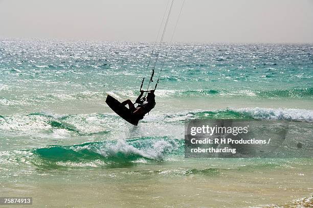 kite surfing at santa maria on the island of sal (salt), cape verde islands, atlantic ocean, africa - sal kapverdische inseln stock-fotos und bilder