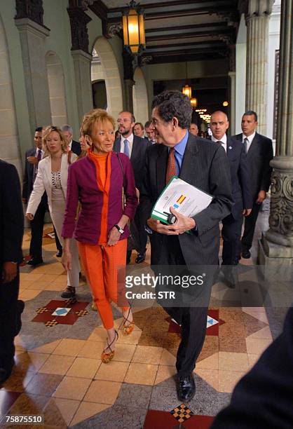 La vicepresidenta de Espa?a, Mar?a Teresa Fern?ndez De la Vega conversa con el canciller de Guatemala, Gert Rosenthal, en el Palacio Nacional de la...