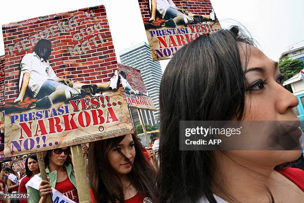 Indonesia transsexuasl hold posters as they attend an anti-drugs and HIV/AIDS campaign in Jakarta, 31 July 2007. Data from The National Commission...