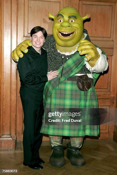 Mike Myers and Shrek, who receives an official Scottish Clan Tartan