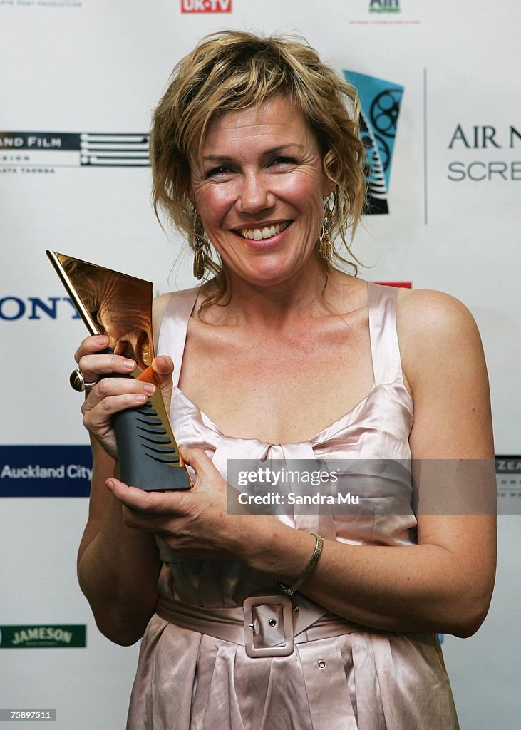 Robyn Malcolm Of Outrageous Fortune Poses Poses With Her Award For robyn-malcolm-of-outrageous-fortune-poses-poses-with-her-award-for