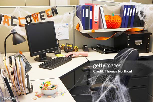 cabin of office - office cabin stockfoto's en -beelden