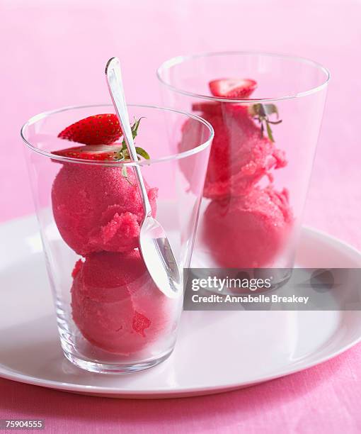 strawberry sorbet with fresh strawberry garnish in two glasses, close-up - sorbet 個照片及圖片檔