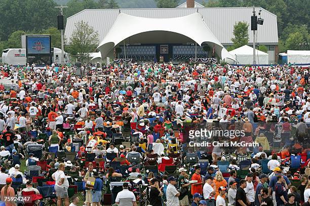General view of the crowd waiting before the 2007 Baseball Hall of Fame induction ceremony on July 29, 2007 in Cooperstown, New York.