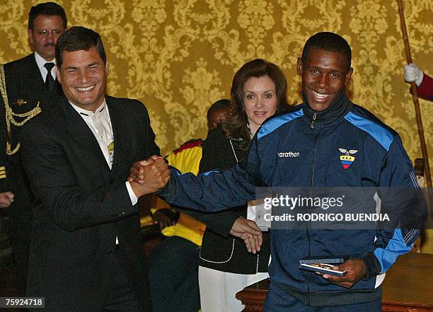 El presidente ecuatoriano Rafael Correa entrega la medalla al m?rito deportivo al capit?n de la selecci?n ecuatoriana de f?tbol, Edmundo Zura en el...