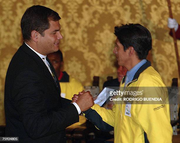 El presidente de Ecuador Rafael Correa le entrega la Medalla al Merito Deportivo a Xavier Moreno, quien conquist? la medalla de Oro en los 50km...