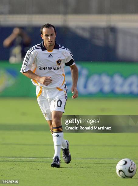 Forward Landon Donovan of the Los Angeles Galaxy passes the ball against FC Dallas during SuperLiga play on July 31, 2007 at Pizza Hut Park in...
