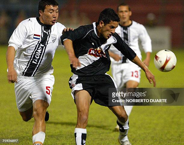 Diego Martinu?ez de Danubio de Uruguay trata de controlar la pelota ante la marca de Luciano Vera de Tacuary de Paraguay, en partido de ida de Copa...