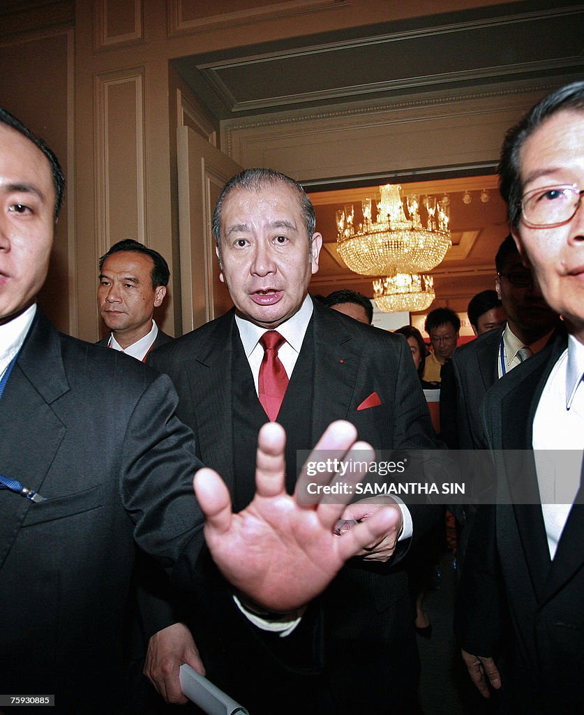Bank of East Asia chairman David Li (C)