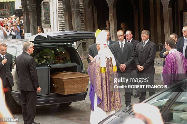 Bishop of Lisieux and Bayeux Pierre Pican blesses the coffin of French actor Michel Serrault, 02 August 2007 in Honfleur, Normandy, northwestern...