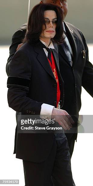 Michael Jackson arrives at the memorial service for Johnnie Cochran at West Angeles Cathederal in Los Angeles, California April 6, 2005