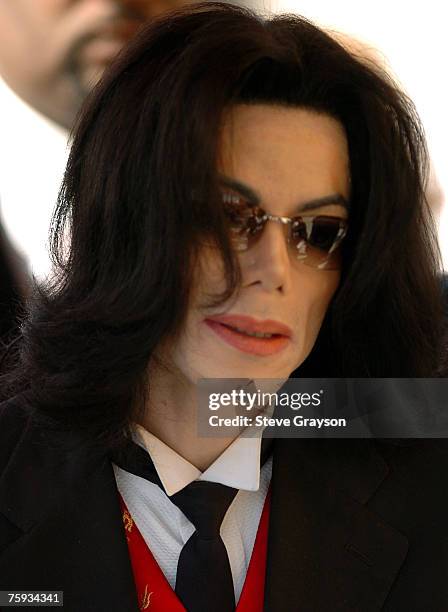 Michael Jackson arrives at the memorial service for Johnnie Cochran at West Angeles Cathederal in Los Angeles, California April 6, 2005