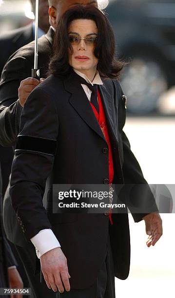 Michael Jackson arrives at the memorial service for Johnnie Cochran at West Angeles Cathederal in Los Angeles, California April 6, 2005