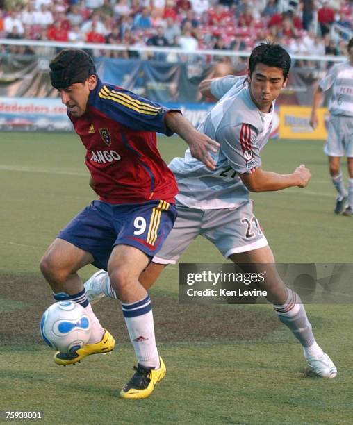 Real Salt Lake's Alecko Eskandarian tries to get away from FC Dallas defender Alex Yi at Rice-Eccles Stadium in Salt Lake City, Utah, Thursday...